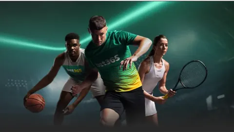 劳塔罗与图拉姆健身房合影，蓝黑双子互动网络社交